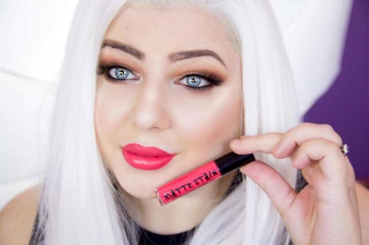 Beauty Blogger Hayky ne invata trucuri despre machiaj 