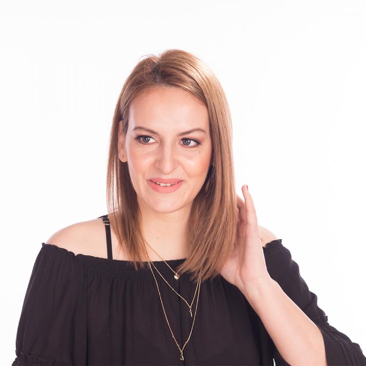 Laura Antonov ne dezvaluie ce cosmetice poarta zilnic in poseta! 