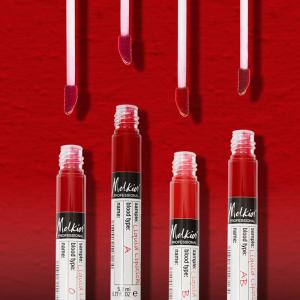 Melkior personalizeaza gama de rujuri lichide cu finish mat. Poarta nuanta potrivita grupei tale sanguine! 