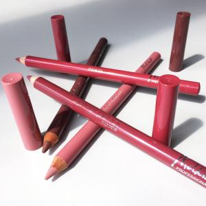 Completeaza-ti orice machiaj cu noul creion de buze cu textura pigmentata! 